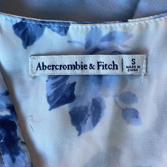 Abercrombie and Fitch Knot-front Puff Sleeve Top - Picture 3 of 6